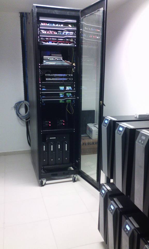 Rack e equipamentos de uma instalação realizada